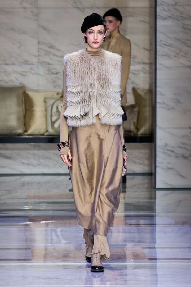 ألوان ترابية محايدة تزيّن تصاميم Giorgio Armani لموسم خريف وشتاء 2024