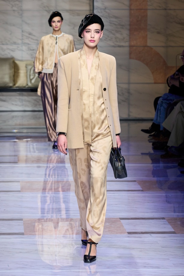 ألوان ترابية محايدة تزيّن تصاميم Giorgio Armani لموسم خريف وشتاء 2024