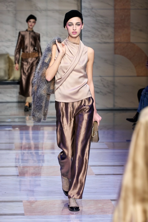 ألوان ترابية محايدة تزيّن تصاميم Giorgio Armani لموسم خريف وشتاء 2024