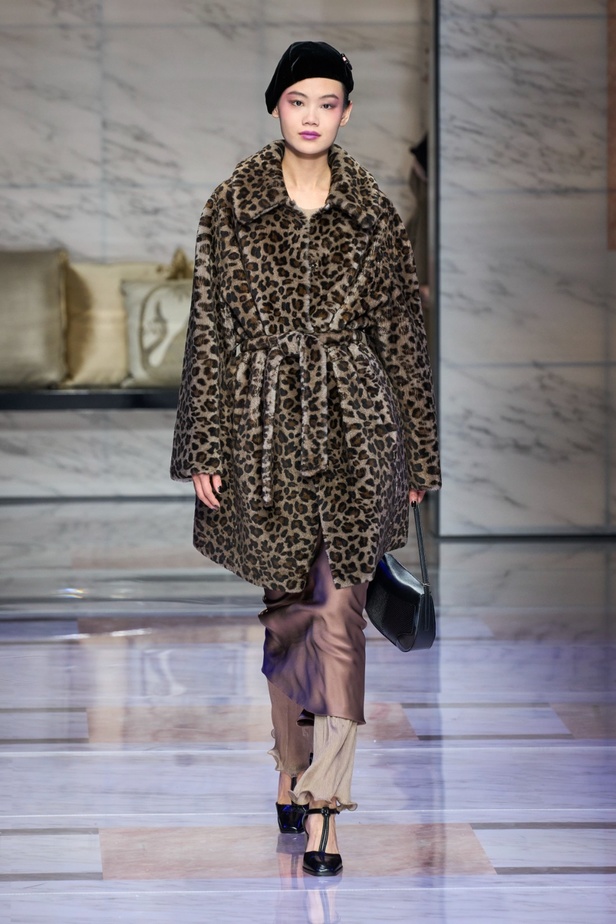 ألوان ترابية محايدة تزيّن تصاميم Giorgio Armani لموسم خريف وشتاء 2024