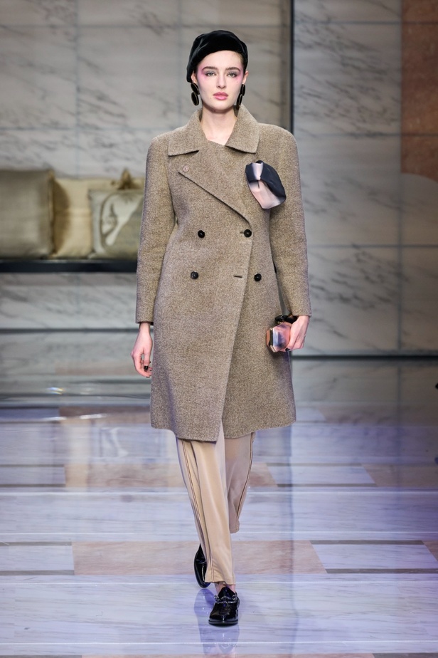 ألوان ترابية محايدة تزيّن تصاميم Giorgio Armani لموسم خريف وشتاء 2024