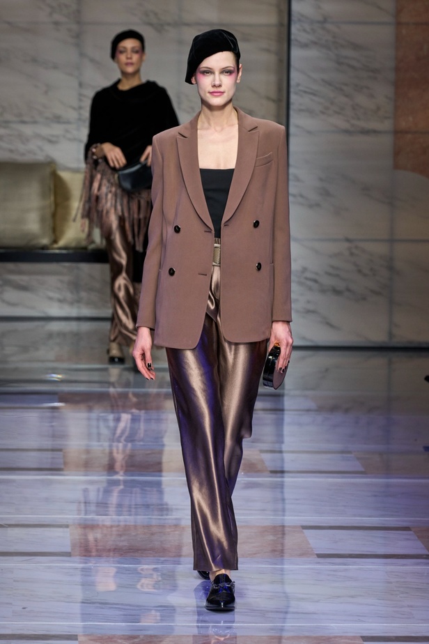 ألوان ترابية محايدة تزيّن تصاميم Giorgio Armani لموسم خريف وشتاء 2024