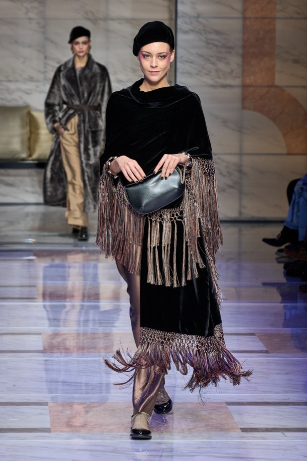 ألوان ترابية محايدة تزيّن تصاميم Giorgio Armani لموسم خريف وشتاء 2024