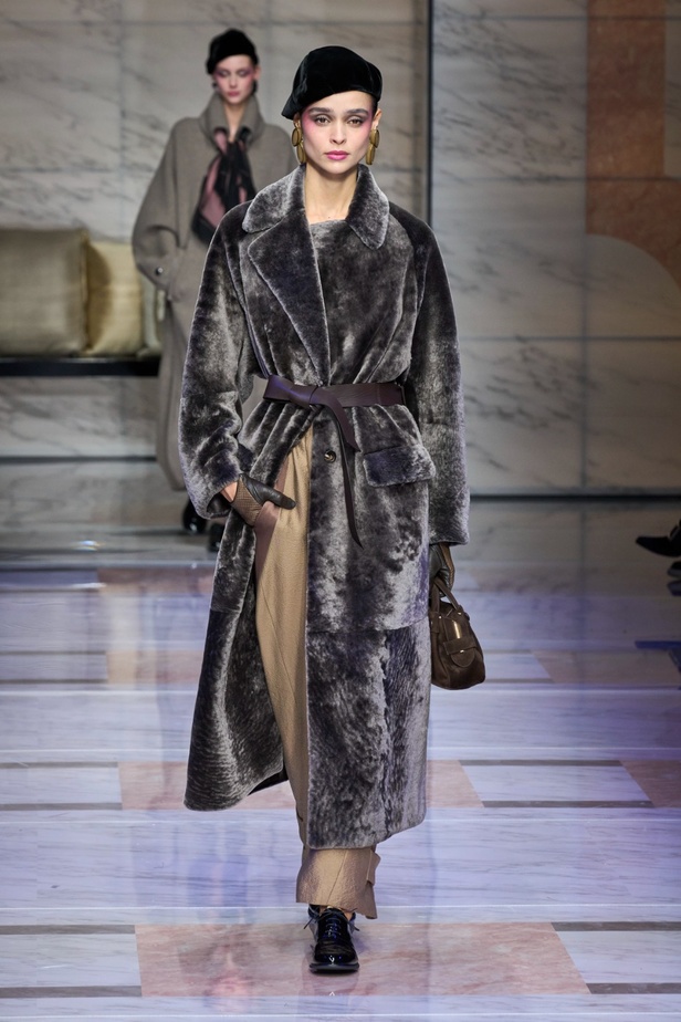 ألوان ترابية محايدة تزيّن تصاميم Giorgio Armani لموسم خريف وشتاء 2024