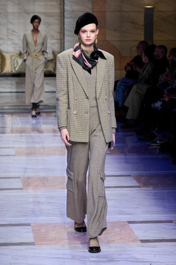 ألوان ترابية محايدة تزيّن تصاميم Giorgio Armani لموسم خريف وشتاء 2024