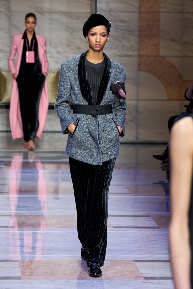 ألوان ترابية محايدة تزيّن تصاميم Giorgio Armani لموسم خريف وشتاء 2024