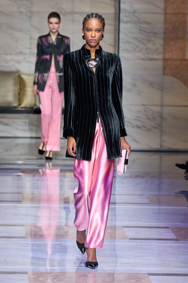 ألوان ترابية محايدة تزيّن تصاميم Giorgio Armani لموسم خريف وشتاء 2024