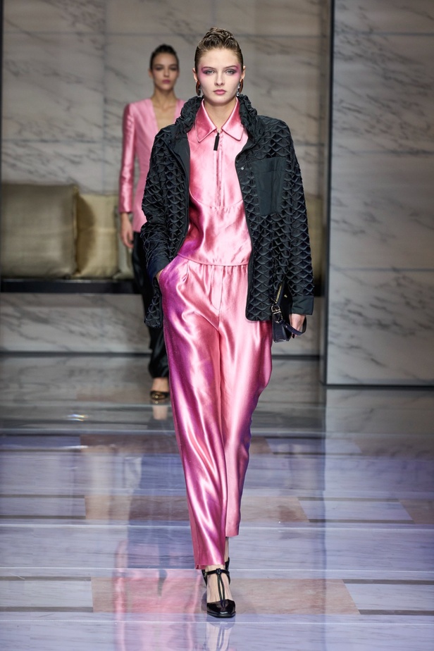 ألوان ترابية محايدة تزيّن تصاميم Giorgio Armani لموسم خريف وشتاء 2024