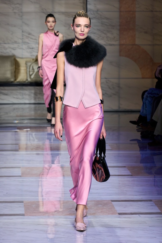 ألوان ترابية محايدة تزيّن تصاميم Giorgio Armani لموسم خريف وشتاء 2024