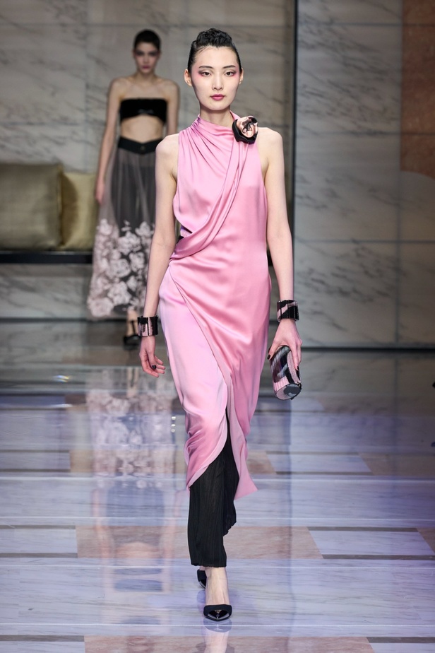 ألوان ترابية محايدة تزيّن تصاميم Giorgio Armani لموسم خريف وشتاء 2024