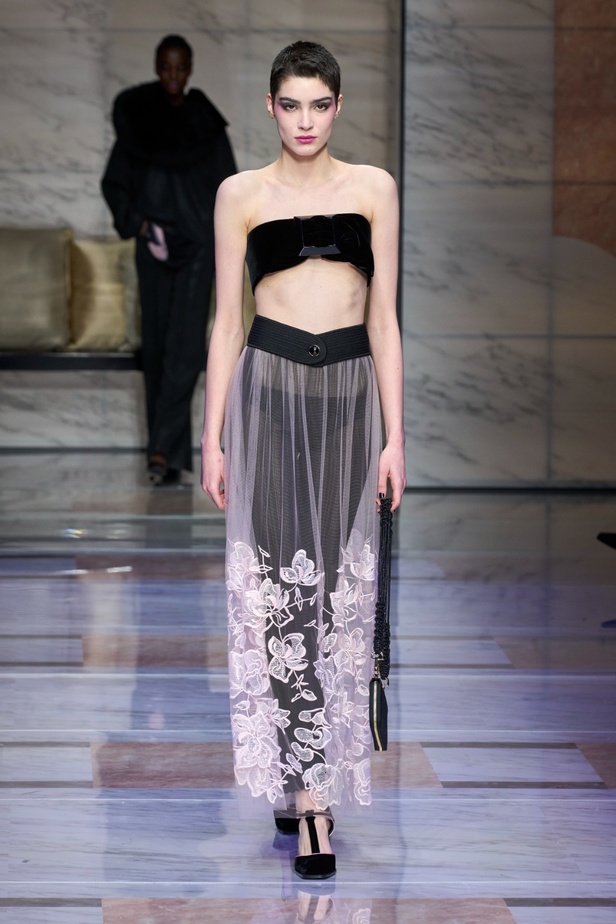 ألوان ترابية محايدة تزيّن تصاميم Giorgio Armani لموسم خريف وشتاء 2024