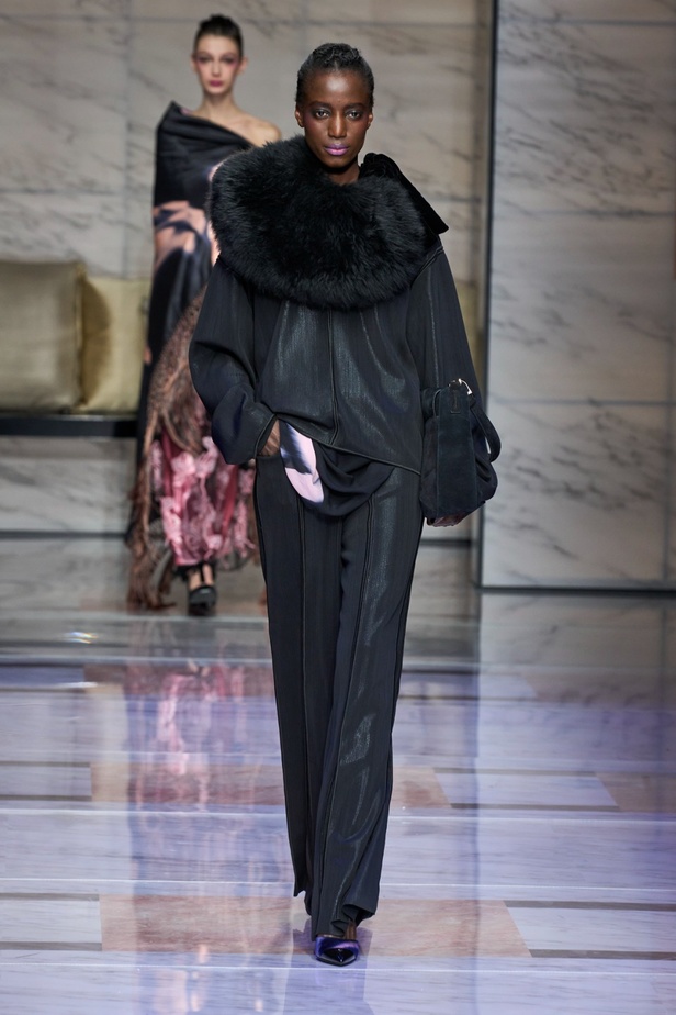 ألوان ترابية محايدة تزيّن تصاميم Giorgio Armani لموسم خريف وشتاء 2024