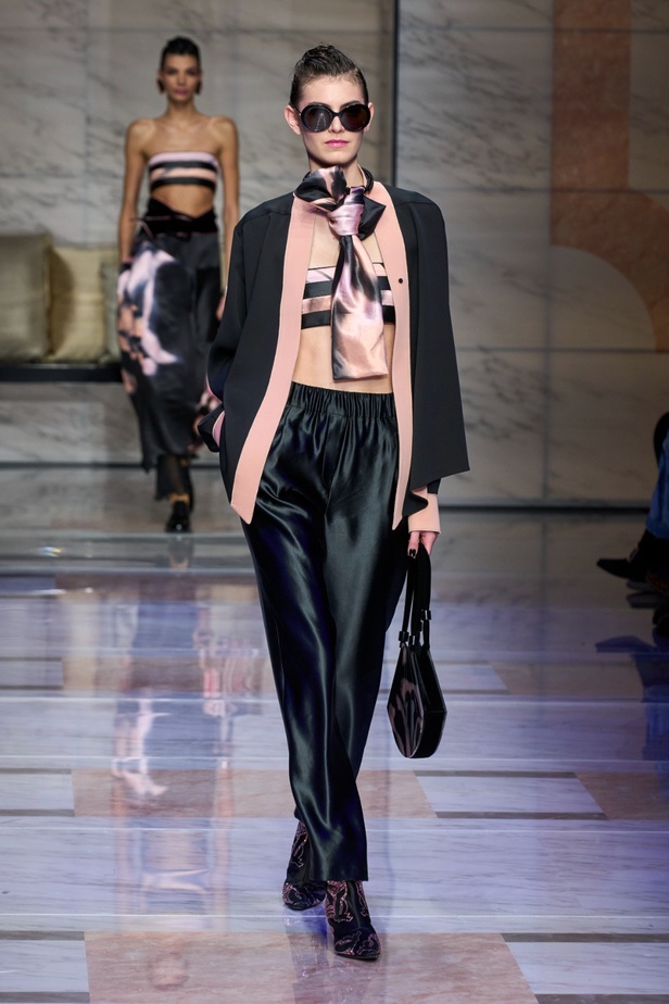 ألوان ترابية محايدة تزيّن تصاميم Giorgio Armani لموسم خريف وشتاء 2024