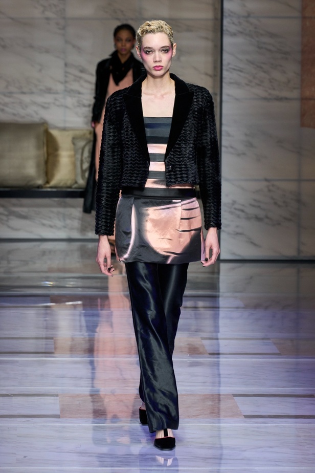 ألوان ترابية محايدة تزيّن تصاميم Giorgio Armani لموسم خريف وشتاء 2024