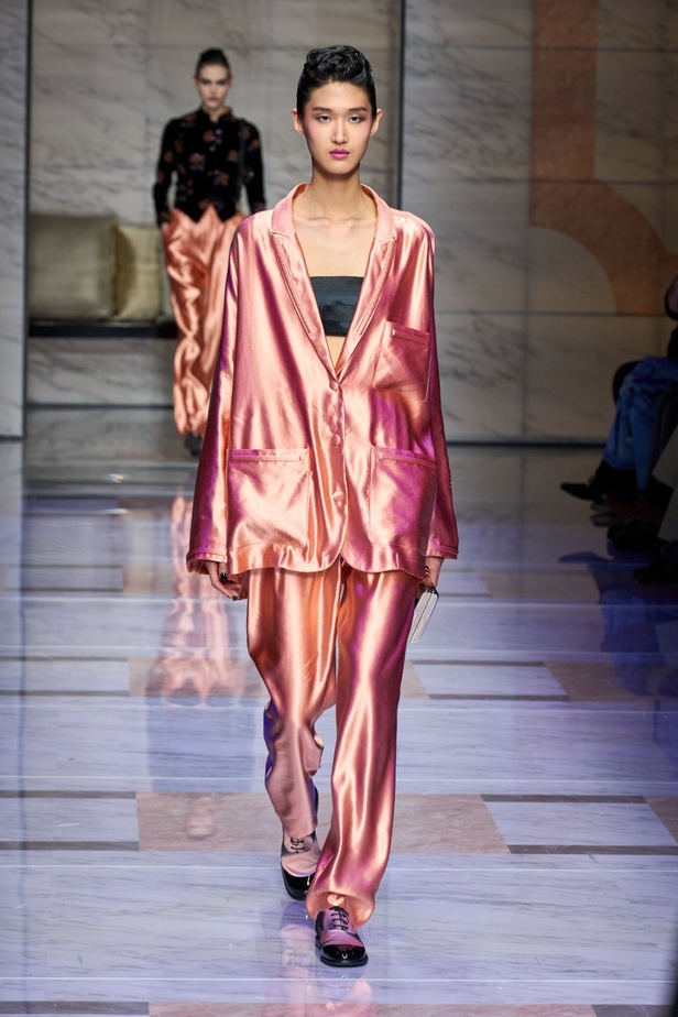 ألوان ترابية محايدة تزيّن تصاميم Giorgio Armani لموسم خريف وشتاء 2024