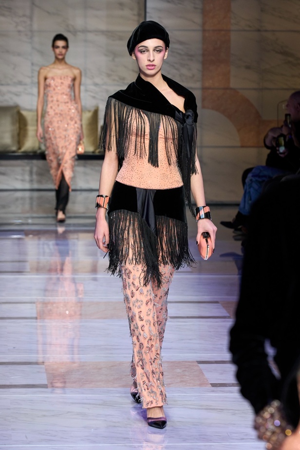 ألوان ترابية محايدة تزيّن تصاميم Giorgio Armani لموسم خريف وشتاء 2024