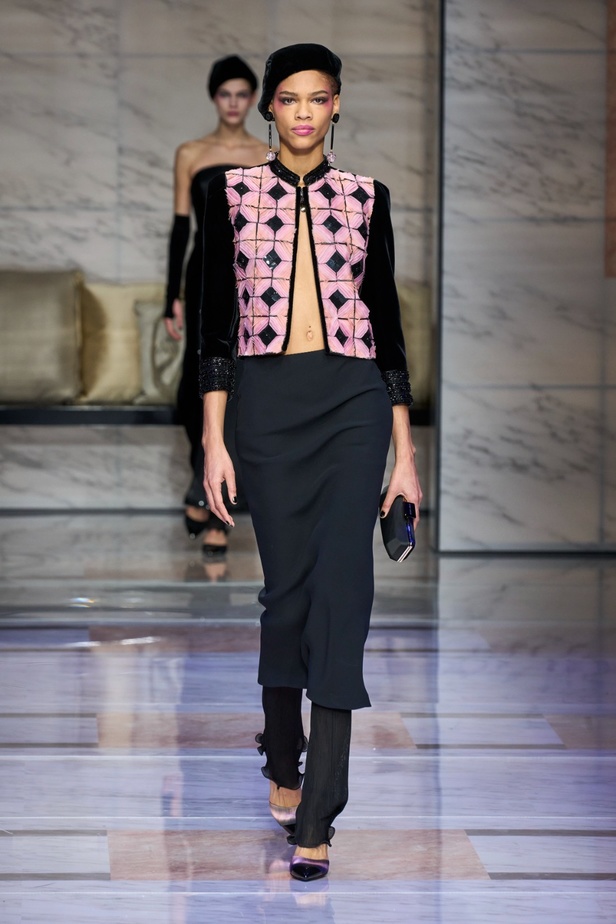 ألوان ترابية محايدة تزيّن تصاميم Giorgio Armani لموسم خريف وشتاء 2024