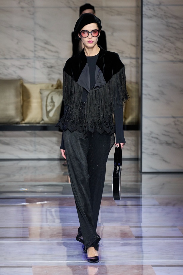 ألوان ترابية محايدة تزيّن تصاميم Giorgio Armani لموسم خريف وشتاء 2024