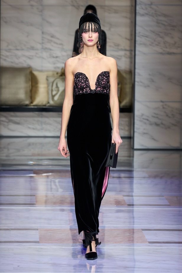 ألوان ترابية محايدة تزيّن تصاميم Giorgio Armani لموسم خريف وشتاء 2024