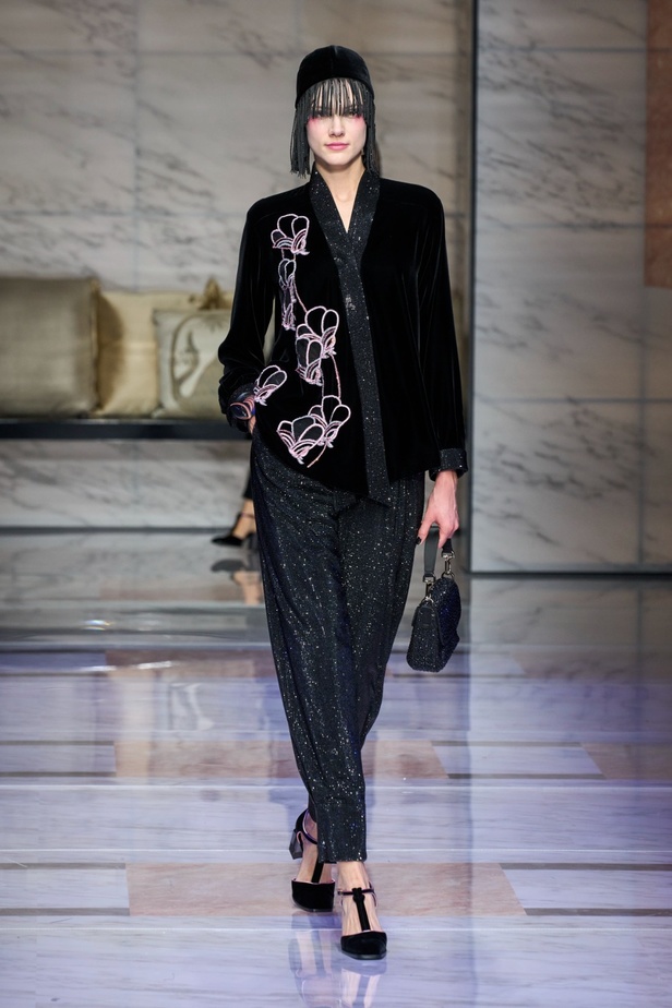 ألوان ترابية محايدة تزيّن تصاميم Giorgio Armani لموسم خريف وشتاء 2024