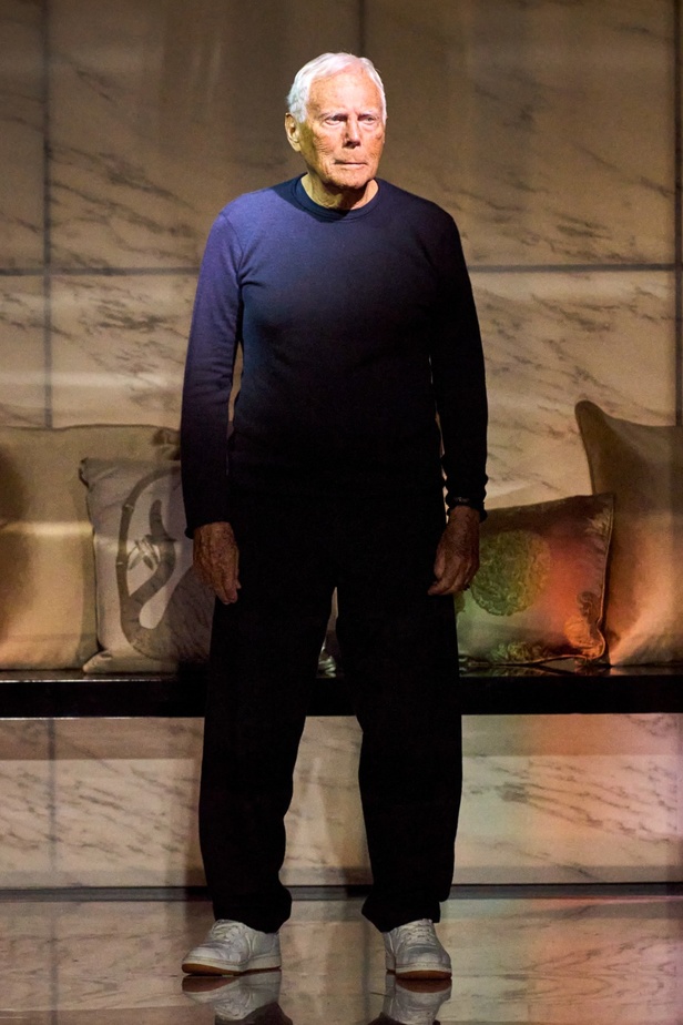 ألوان ترابية محايدة تزيّن تصاميم Giorgio Armani لموسم خريف وشتاء 2024