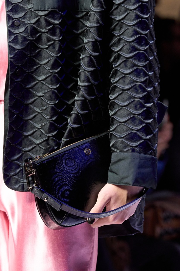 ألوان ترابية محايدة تزيّن تصاميم Giorgio Armani لموسم خريف وشتاء 2024