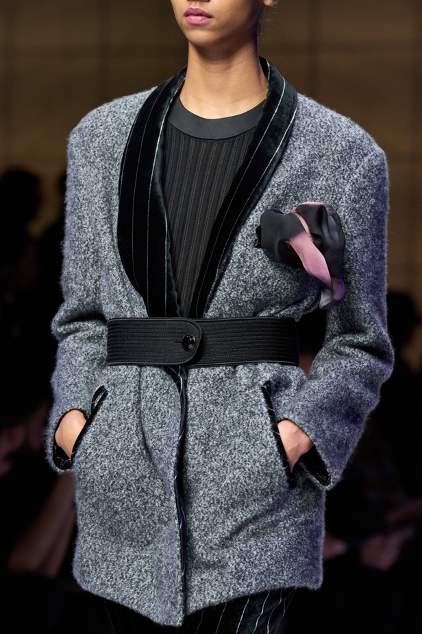 ألوان ترابية محايدة تزيّن تصاميم Giorgio Armani لموسم خريف وشتاء 2024
