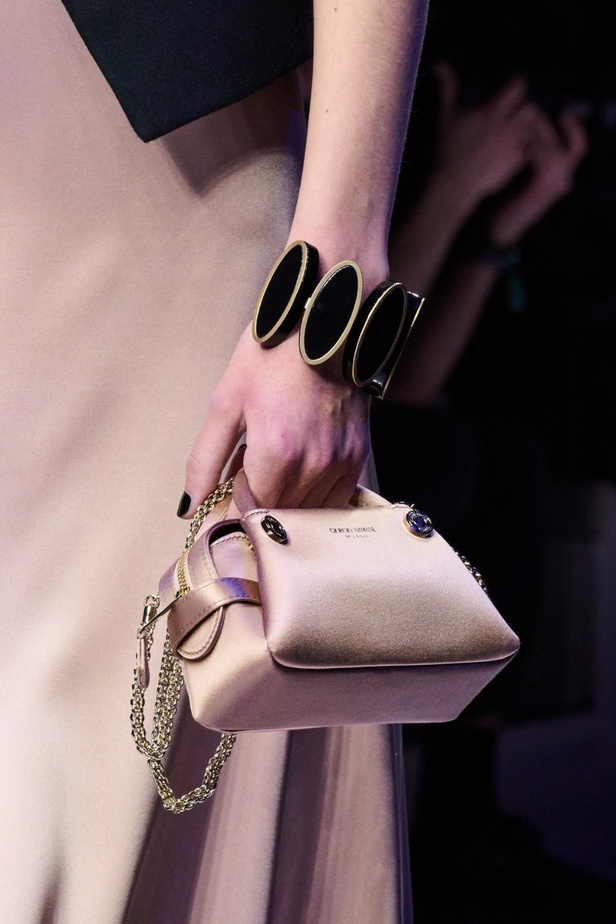 ألوان ترابية محايدة تزيّن تصاميم Giorgio Armani لموسم خريف وشتاء 2024