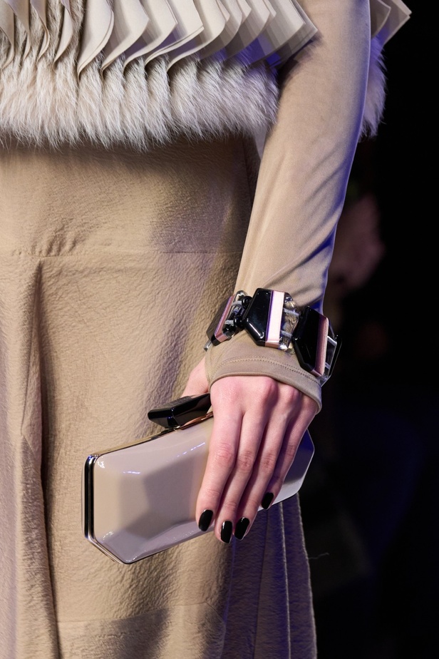 ألوان ترابية محايدة تزيّن تصاميم Giorgio Armani لموسم خريف وشتاء 2024