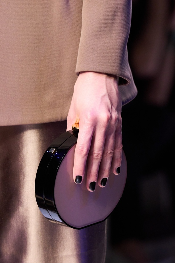 ألوان ترابية محايدة تزيّن تصاميم Giorgio Armani لموسم خريف وشتاء 2024