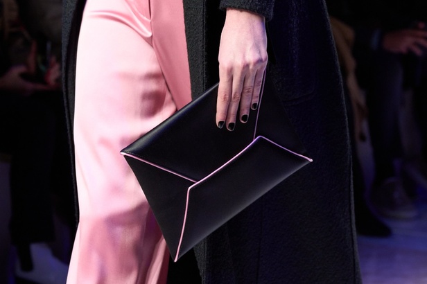 ألوان ترابية محايدة تزيّن تصاميم Giorgio Armani لموسم خريف وشتاء 2024