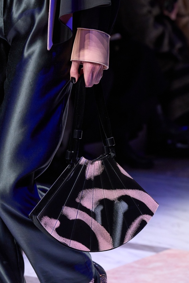 ألوان ترابية محايدة تزيّن تصاميم Giorgio Armani لموسم خريف وشتاء 2024