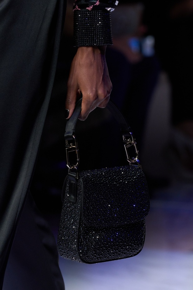 ألوان ترابية محايدة تزيّن تصاميم Giorgio Armani لموسم خريف وشتاء 2024