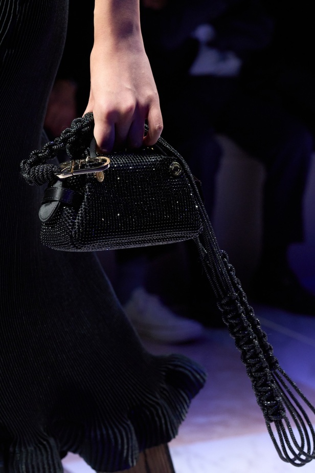 ألوان ترابية محايدة تزيّن تصاميم Giorgio Armani لموسم خريف وشتاء 2024