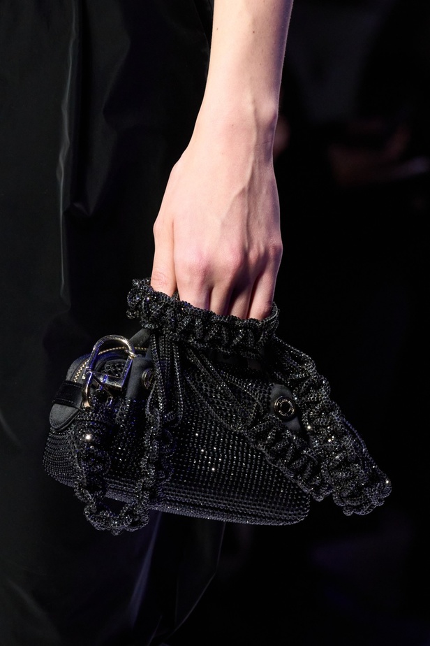 ألوان ترابية محايدة تزيّن تصاميم Giorgio Armani لموسم خريف وشتاء 2024