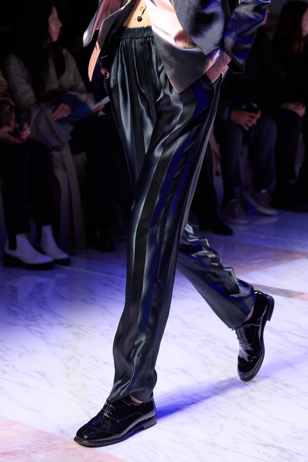 ألوان ترابية محايدة تزيّن تصاميم Giorgio Armani لموسم خريف وشتاء 2024