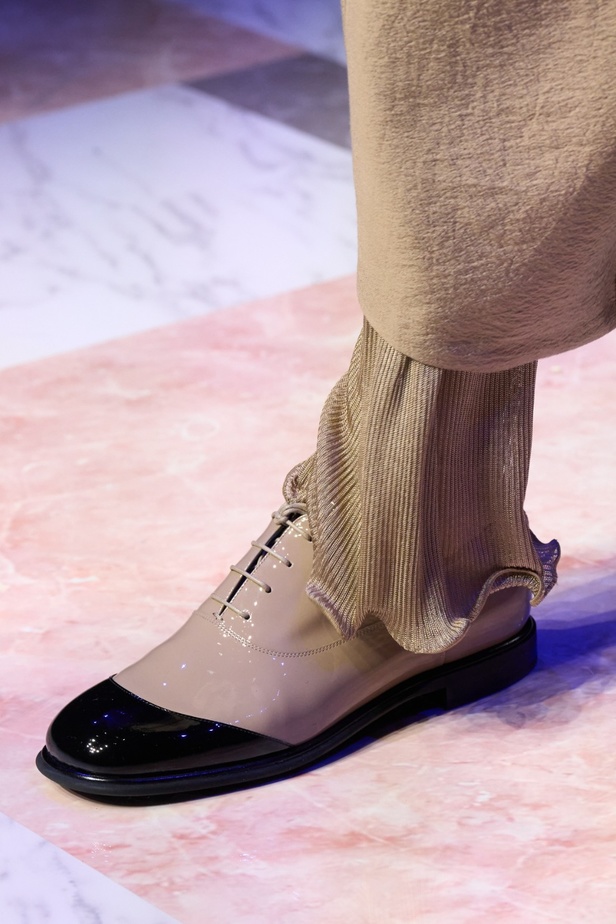 ألوان ترابية محايدة تزيّن تصاميم Giorgio Armani لموسم خريف وشتاء 2024