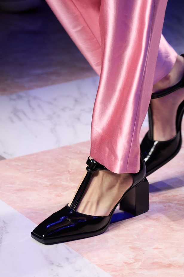 ألوان ترابية محايدة تزيّن تصاميم Giorgio Armani لموسم خريف وشتاء 2024