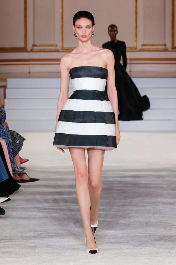 من مجموعة كارولينا هيريرا لموسم خريف وشتاء 2023-2024