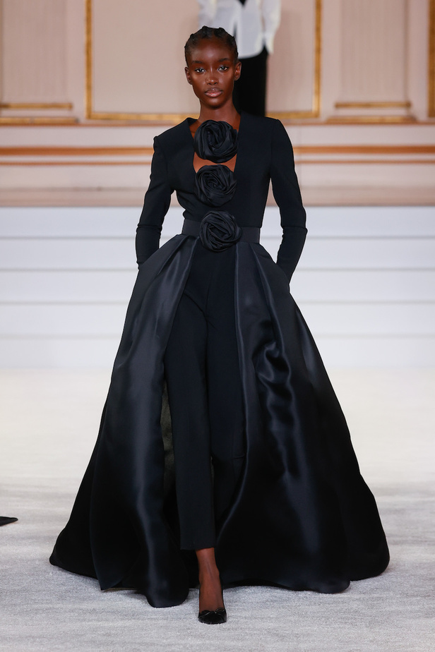 من مجموعة كارولينا هيريرا لموسم خريف وشتاء 2023-2024