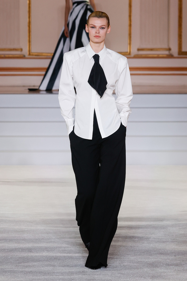 من مجموعة كارولينا هيريرا لموسم خريف وشتاء 2023-2024