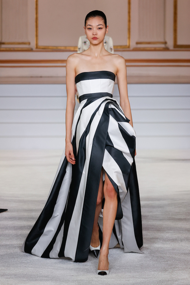 من مجموعة كارولينا هيريرا لموسم خريف وشتاء 2023-2024