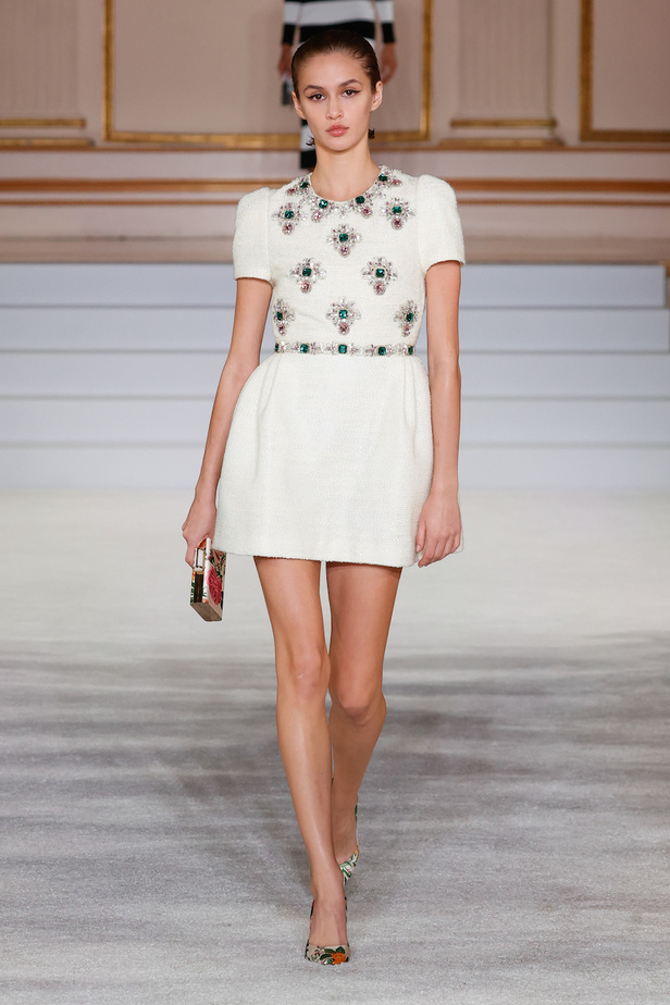 من مجموعة كارولينا هيريرا لموسم خريف وشتاء 2023-2024