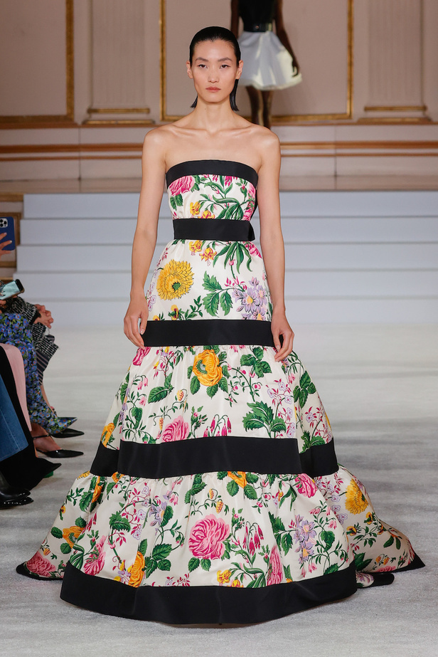 من مجموعة كارولينا هيريرا لموسم خريف وشتاء 2023-2024