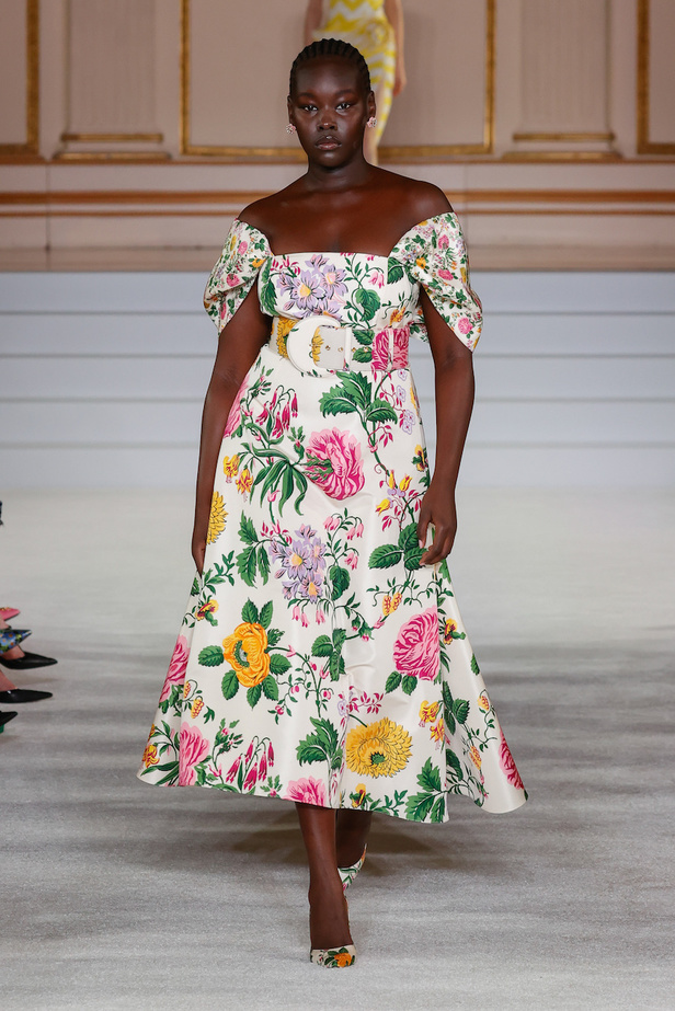 من مجموعة كارولينا هيريرا لموسم خريف وشتاء 2023-2024