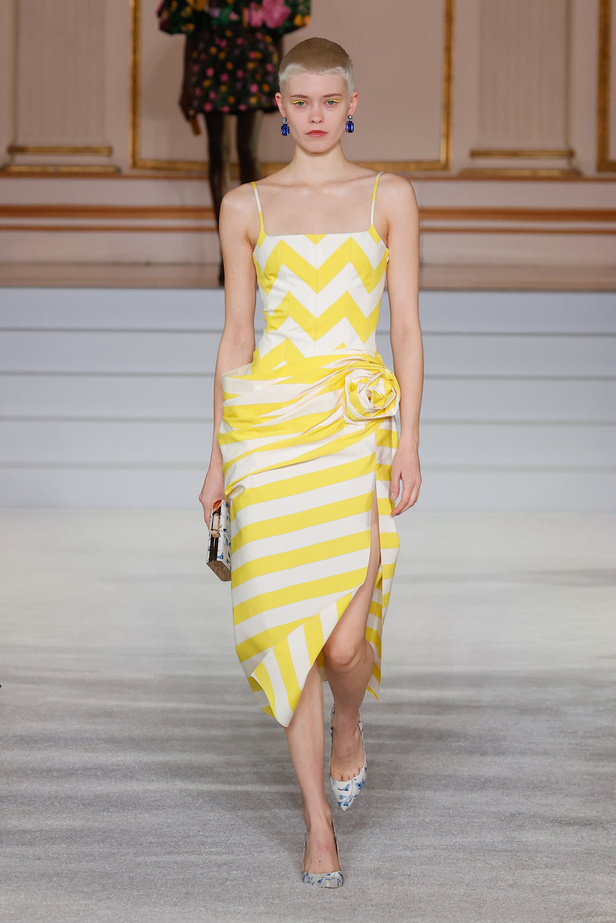 من مجموعة كارولينا هيريرا لموسم خريف وشتاء 2023-2024