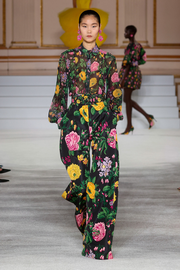 من مجموعة كارولينا هيريرا لموسم خريف وشتاء 2023-2024