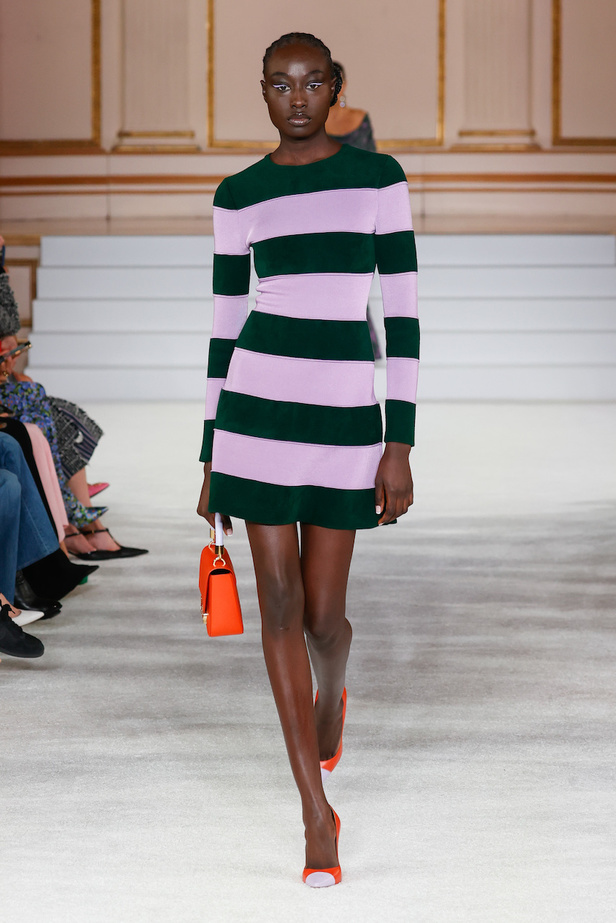 من مجموعة كارولينا هيريرا لموسم خريف وشتاء 2023-2024