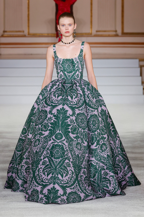 من مجموعة كارولينا هيريرا لموسم خريف وشتاء 2023-2024