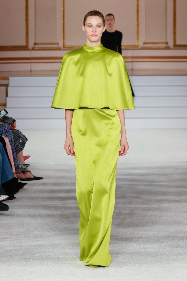 من مجموعة كارولينا هيريرا لموسم خريف وشتاء 2023-2024